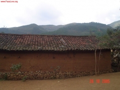 在其他乡，通常这样的一座瓦房就是一所学校。但是麻乍乡红乐小学连这样的一座瓦房都没有。